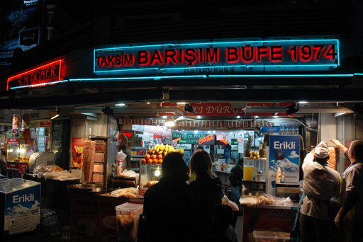 İstanbul macəraları: Tramvayla "Taksim"dən İstiqlala qədər rəngarəng gecə həyatı (II HİSSƏ-FOTO)