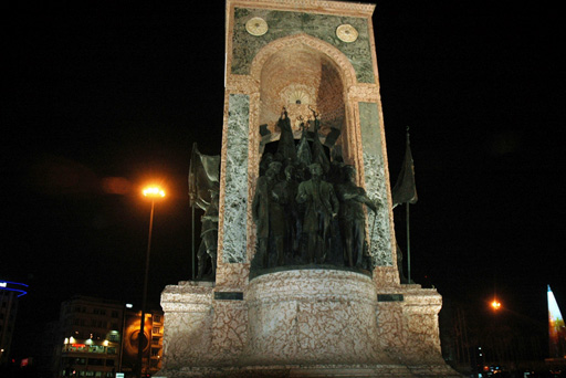 İstanbul macəraları: Tramvayla "Taksim"dən İstiqlala qədər rəngarəng gecə həyatı (II HİSSƏ-FOTO)