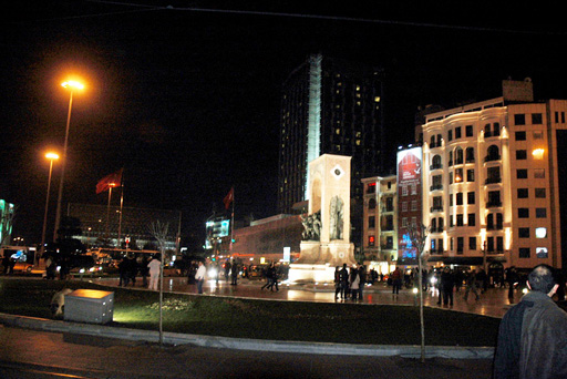 İstanbul macəraları: Tramvayla "Taksim"dən İstiqlala qədər rəngarəng gecə həyatı (II HİSSƏ-FOTO)