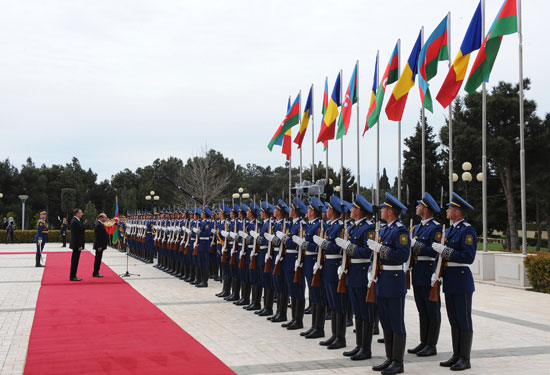 Azərbaycanda səfərdə olan Rumıniya Prezidentinin rəsmi qarşılanma mərasimi olub (FOTO)