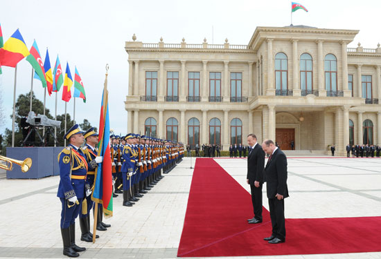 Azərbaycanda səfərdə olan Rumıniya Prezidentinin rəsmi qarşılanma mərasimi olub (FOTO)