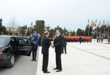 Azərbaycanda səfərdə olan Rumıniya Prezidentinin rəsmi qarşılanma mərasimi olub (FOTO)