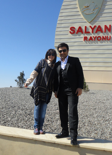 "Sehrli xalat" geyinən ulduzlar "yun didib", "toyuq-cücə yemləyib" "ağac bellədilər" (FOTO)
