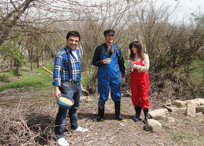 "Sehrli xalat" geyinən ulduzlar "yun didib", "toyuq-cücə yemləyib" "ağac bellədilər" (FOTO)