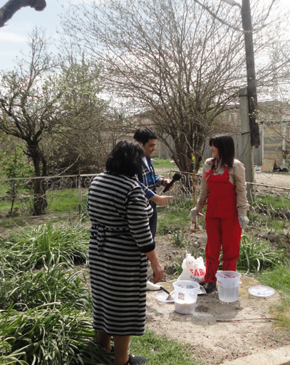"Sehrli xalat" geyinən ulduzlar "yun didib", "toyuq-cücə yemləyib" "ağac bellədilər" (FOTO)