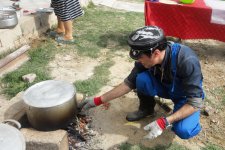 "Sehrli xalat" geyinən ulduzlar "yun didib", "toyuq-cücə yemləyib" "ağac bellədilər" (FOTO)