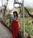 "Sehrli xalat" geyinən ulduzlar "yun didib", "toyuq-cücə yemləyib" "ağac bellədilər" (FOTO)