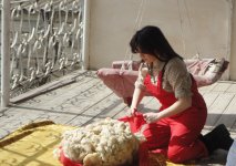 "Sehrli xalat" geyinən ulduzlar "yun didib", "toyuq-cücə yemləyib" "ağac bellədilər" (FOTO)