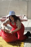 "Sehrli xalat" geyinən ulduzlar "yun didib", "toyuq-cücə yemləyib" "ağac bellədilər" (FOTO)
