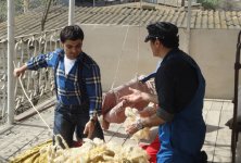 "Sehrli xalat" geyinən ulduzlar "yun didib", "toyuq-cücə yemləyib" "ağac bellədilər" (FOTO)