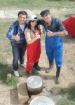 "Sehrli xalat" geyinən ulduzlar "yun didib", "toyuq-cücə yemləyib" "ağac bellədilər" (FOTO)
