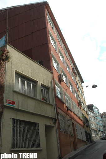 Tanınmış türk prodüserinin İstanbuldakı şəxsi binası və uşaqlıq macəraları (FOTO)