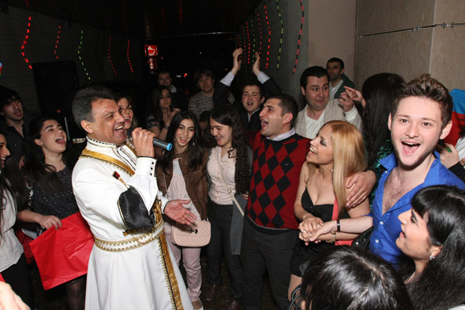 "Eurovision 2011"-də Azərbaycanı təmsil edəcək Nigar və Eldarı Kiyevdən Almaniyaya böyük coşqu ilə yola salıblar (FOTO)