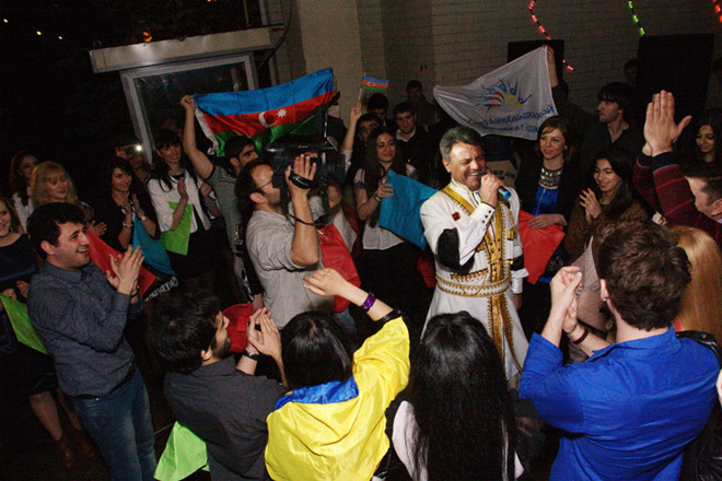 "Eurovision 2011"-də Azərbaycanı təmsil edəcək Nigar və Eldarı Kiyevdən Almaniyaya böyük coşqu ilə yola salıblar (FOTO)