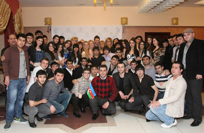 "Eurovision 2011"-də Azərbaycanı təmsil edəcək Nigar və Eldarı Kiyevdən Almaniyaya böyük coşqu ilə yola salıblar (FOTO)