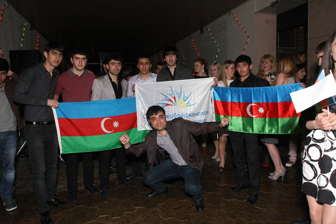 "Eurovision 2011"-də Azərbaycanı təmsil edəcək Nigar və Eldarı Kiyevdən Almaniyaya böyük coşqu ilə yola salıblar (FOTO)