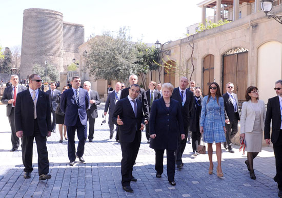 Azərbaycanın birinci xanımı və Litva Prezidenti İçərişəhəri gəziblər (FOTO)
