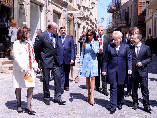 Azərbaycanın birinci xanımı və Litva Prezidenti İçərişəhəri gəziblər (FOTO)
