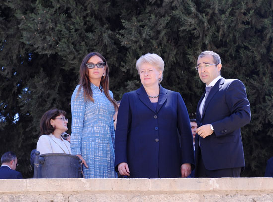 Azərbaycanın birinci xanımı və Litva Prezidenti İçərişəhəri gəziblər (FOTO)