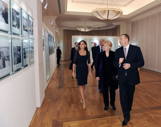 Litva Prezidenti Azərbaycana rəsmi səfəri çərçivəsində Heydər Əliyev Fondunda olub (FOTO)