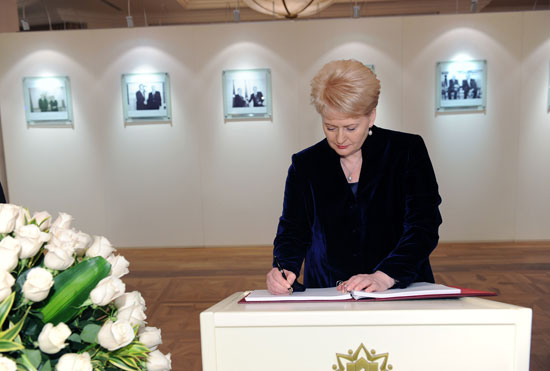 Litva Prezidenti Azərbaycana rəsmi səfəri çərçivəsində Heydər Əliyev Fondunda olub (FOTO)