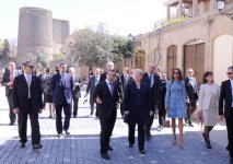 Azərbaycanın birinci xanımı və Litva Prezidenti İçərişəhəri gəziblər (FOTO)