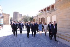 Azərbaycanın birinci xanımı və Litva Prezidenti İçərişəhəri gəziblər (FOTO)