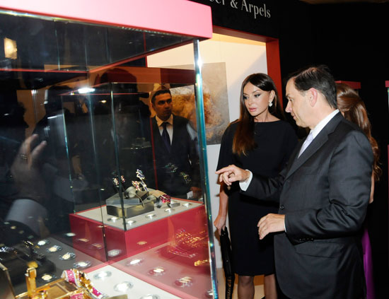Azərbaycanın birinci xanımı Mehriban Əliyeva Müasir İncəsənət Muzeyində "Sənət inciləri" adlı sərgi ilə tanış olub (FOTO)