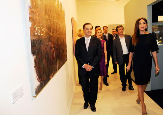 Azərbaycanın birinci xanımı Mehriban Əliyeva Müasir İncəsənət Muzeyində "Sənət inciləri" adlı sərgi ilə tanış olub (FOTO)