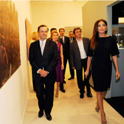 Azərbaycanın birinci xanımı Mehriban Əliyeva Müasir İncəsənət Muzeyində "Sənət inciləri" adlı sərgi ilə tanış olub (FOTO)