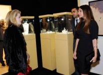 Azərbaycanın birinci xanımı Mehriban Əliyeva Müasir İncəsənət Muzeyində "Sənət inciləri" adlı sərgi ilə tanış olub (FOTO)