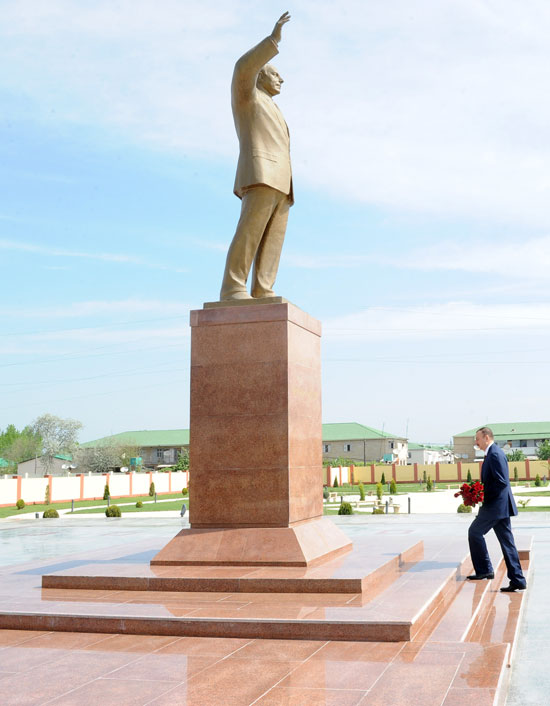 İlham Əliyev Sabirabad-Qasımbəyli-Narlıq-Qaraqaşlı avtomobil yolunun 15 kilometrlik hissəsinin yenidənqurmadan sonra açılışında iştirak edib (FOTO)