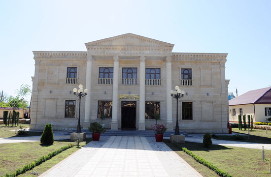İlham Əliyev Ağcabədidə əsaslı təmirdən sonra istifadəyə verilən mədəniyyət evi ilə tanış olub (FOTO)