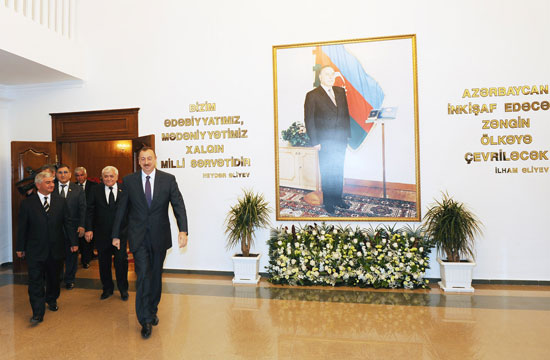 İlham Əliyev Ağcabədidə əsaslı təmirdən sonra istifadəyə verilən mədəniyyət evi ilə tanış olub (FOTO)