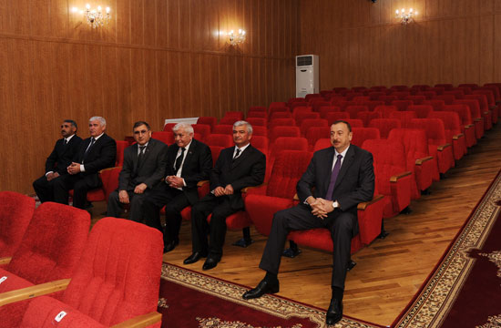 İlham Əliyev Ağcabədidə əsaslı təmirdən sonra istifadəyə verilən mədəniyyət evi ilə tanış olub (FOTO)