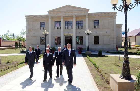 İlham Əliyev Ağcabədidə əsaslı təmirdən sonra istifadəyə verilən mədəniyyət evi ilə tanış olub (FOTO)