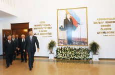 İlham Əliyev Ağcabədidə əsaslı təmirdən sonra istifadəyə verilən mədəniyyət evi ilə tanış olub (FOTO)