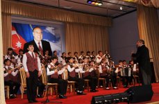 İlham Əliyev Ağcabədidə əsaslı təmirdən sonra istifadəyə verilən mədəniyyət evi ilə tanış olub (FOTO)