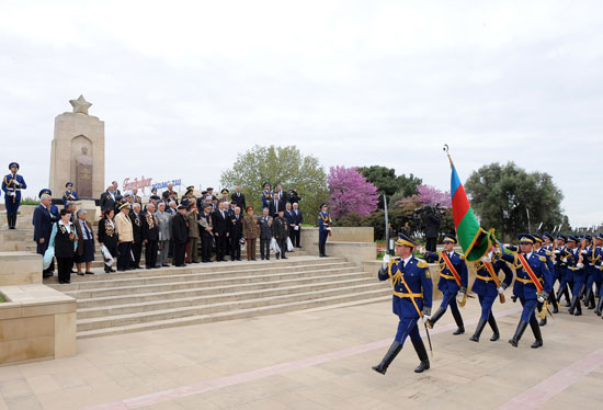 Azərbaycan Prezidenti 9 May Qələbə bayramı münasibətilə keçirilən təntənəli mərasimdə iştirak edib (ƏLAVƏ OLUNUB) (FOTO)