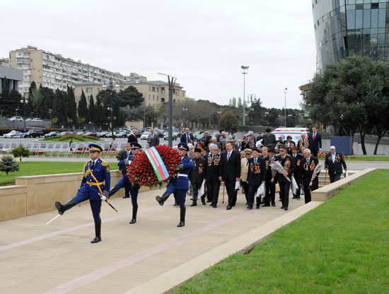 Azərbaycan Prezidenti 9 May Qələbə bayramı münasibətilə keçirilən təntənəli mərasimdə iştirak edib (ƏLAVƏ OLUNUB) (FOTO)