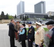 Azərbaycan Prezidenti 9 May Qələbə bayramı münasibətilə keçirilən təntənəli mərasimdə iştirak edib (ƏLAVƏ OLUNUB) (FOTO)