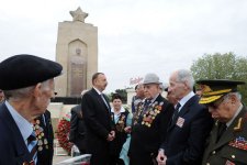 Azərbaycan Prezidenti 9 May Qələbə bayramı münasibətilə keçirilən təntənəli mərasimdə iştirak edib (ƏLAVƏ OLUNUB) (FOTO)