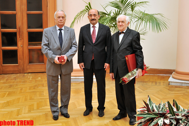 Fəxri adlara layiq görülmüş mədəniyyət və incəsənət xadimləri orden və medallarla təltif ediliblər (FOTO)