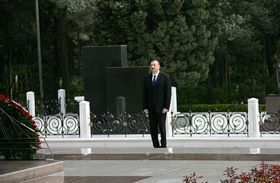 Azərbaycan Prezidenti və xanımı ümummilli lider Heydər Əliyevin məzarını ziyarət ediblər (ƏLAVƏ OLUNUB) (FOTO)