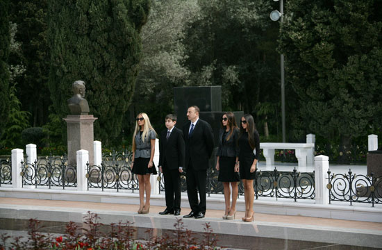 Azərbaycan Prezidenti və xanımı ümummilli lider Heydər Əliyevin məzarını ziyarət ediblər (ƏLAVƏ OLUNUB) (FOTO)