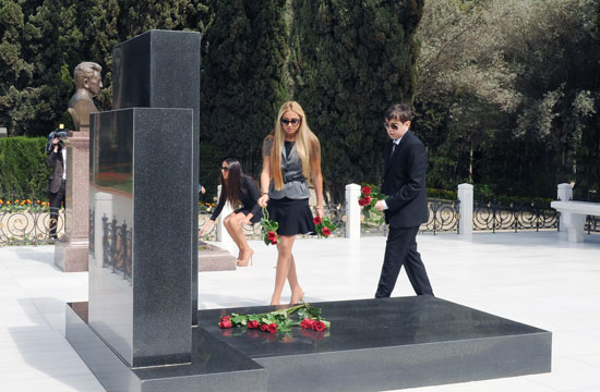 Azərbaycan Prezidenti və xanımı ümummilli lider Heydər Əliyevin məzarını ziyarət ediblər (ƏLAVƏ OLUNUB) (FOTO)
