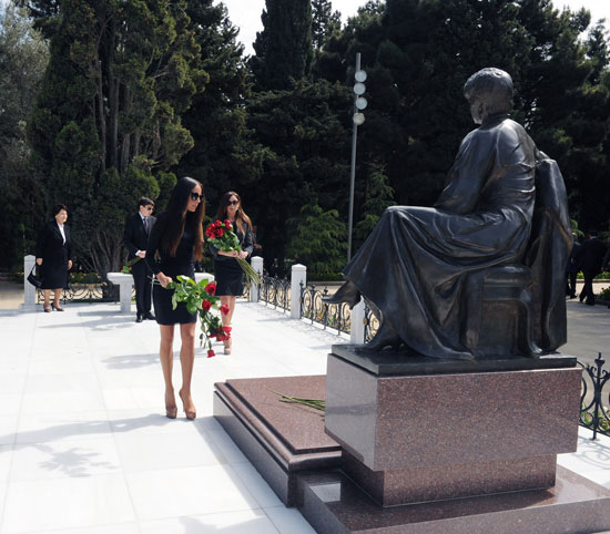 Azərbaycan Prezidenti və xanımı ümummilli lider Heydər Əliyevin məzarını ziyarət ediblər (ƏLAVƏ OLUNUB) (FOTO)