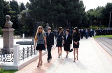 Azərbaycan Prezidenti və xanımı ümummilli lider Heydər Əliyevin məzarını ziyarət ediblər (ƏLAVƏ OLUNUB) (FOTO)