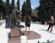 Azərbaycan Prezidenti və xanımı ümummilli lider Heydər Əliyevin məzarını ziyarət ediblər (ƏLAVƏ OLUNUB) (FOTO)