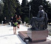 Azərbaycan Prezidenti və xanımı ümummilli lider Heydər Əliyevin məzarını ziyarət ediblər (ƏLAVƏ OLUNUB) (FOTO)